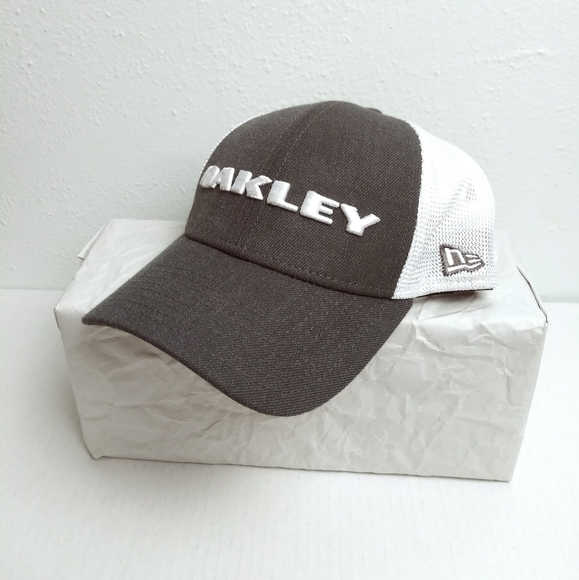 New Era OAKLEY  Hat Cap Men's One Size Grey White Mesh Trucker - Picture 1 of 11